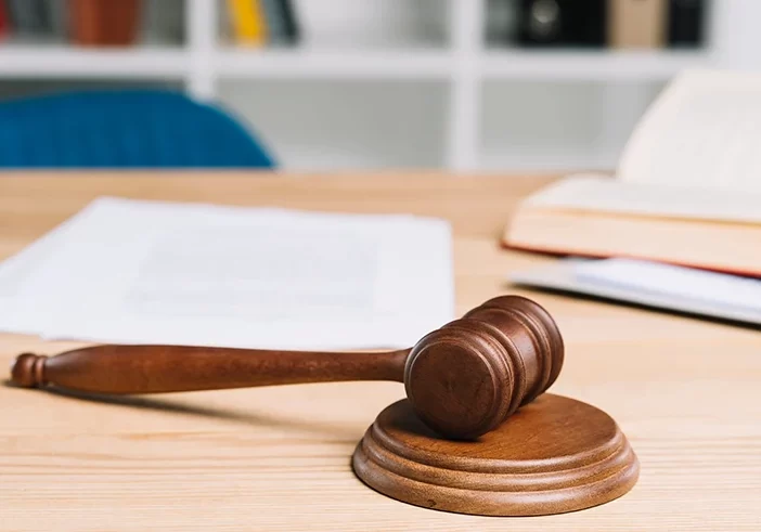 SEOREI-mallet-gavel-wooden-table-courtroom